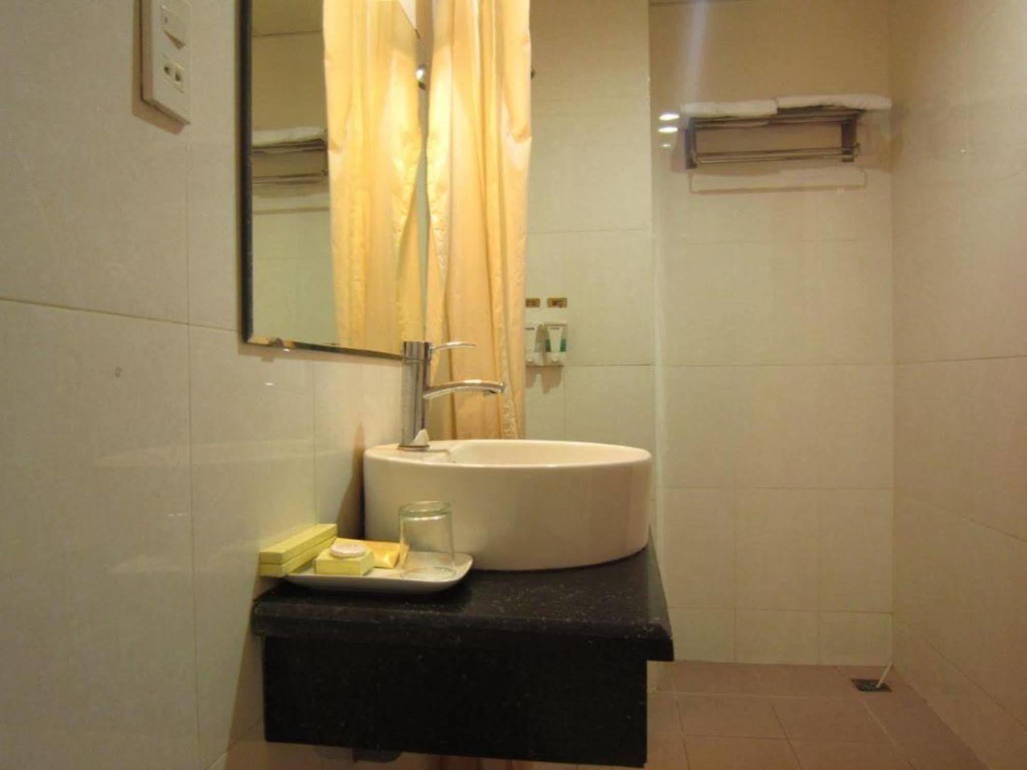 Reddoorz Ruby Star Hotel Truong Dinh Thành Pho Ho Chí Minh Esterno foto